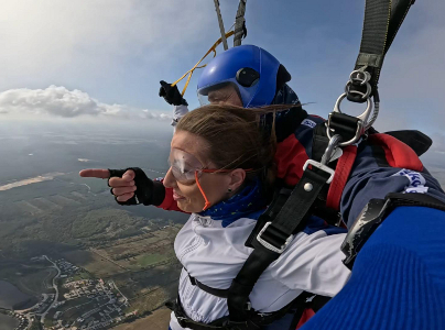 Tandem pilot s pasažierkou ukazujúci na vidmo